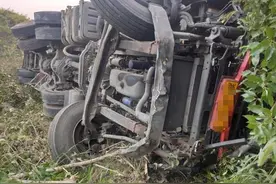 半挂车弯道车速过快加制动失效翻下坡图片