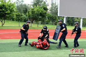 成都警方开展特巡警警务实战技能教官练兵集训图片
