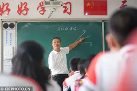 河北黄骅：“独臂教师”用坚强照亮学生求知路图片