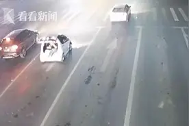 深夜两女子坐后备箱兜风还自拍 交警：安排图片