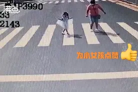 小女孩向礼让司机行公主礼，网友：美丽又有礼貌图片