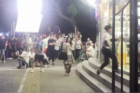 新戏路透！赵丽颖街头拍戏被围观 衣着朴素显土气图片