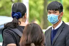 小学老师飞脚踢港警被判入狱9星期，法官：他没有悔意图片
