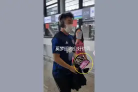 发糖！何猷君手机屏保曝光，是求婚奚梦瑶时的合照图片