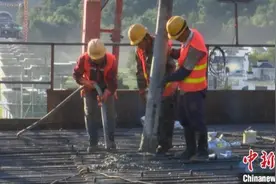 国内在建最大跨度高速铁路现浇简支梁顺利浇筑完成图片