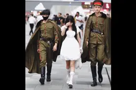 太古里街拍再次尬出新高度，这俩小哥穿的啥图片