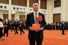 为抗疫大年三十泪别95岁老母亲 川北医学院附属医院的曾跃在京受表彰图片