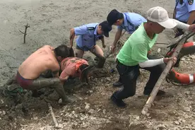 摸螺蛳深陷泥潭俩小时 义乌民警、路人齐救援图片