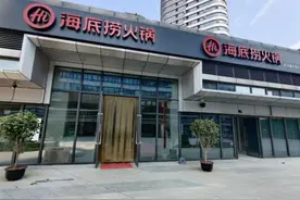 顾客称“海底捞”汤底吃出苍蝇，店方赴孝感陪其就医图片