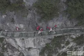 张家界天门山：千米绝壁栈道更换玻璃图片