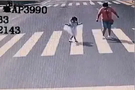 女孩用公主礼致谢让行公交司机，网友：太可爱了图片