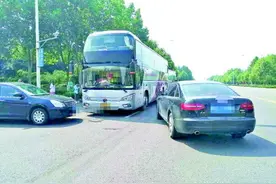 包车被查，返校学生“倒”给黑车？回应：中途倒客是司机个人行为图片
