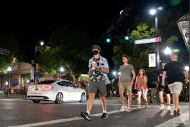 不顾病例激增 美国阿拉巴马州塔斯卡卢萨市重开酒吧图片