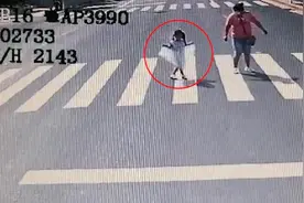 公交司机礼让，小女孩提裙摆“公主礼”致谢视频封面