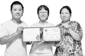 女儿考上清华快递小哥哽咽 女儿心中爸爸最帅图片