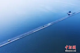 江西永修再现“最美水上公路”景象 呈现水天一色图片