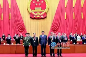 全国抗击新冠肺炎疫情表彰大会举行 习近平颁授勋章奖章并发表重要讲话 厦门这些英雄受表彰图片