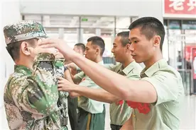 接站退伍老兵，准新兵接力报国参军图片
