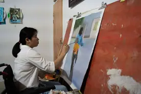 丽水90后姑娘远嫁江西后，在轮椅上实现了“画家梦”图片