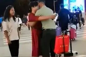 弟弟退伍回家途中“偶遇”姐姐，接下来的一幕太惊喜……图片