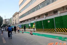 西安金光门小学门口围挡施工致上学难追踪 1天内围挡已整改到位图片