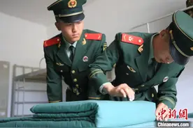 武警军营里特殊的“师生情”图片