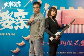 柳岩为演电影《大“剩”娶亲》突击学习弹贝斯图片