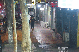 3岁女童凌晨独自上街，陌生小伙停下脚步多看了一眼图片