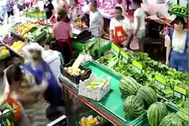 城管追打占道摊主反被砍伤，摊主：当时被打昏了，不知手里拿的是刀图片