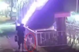 暖心！3岁女童凌晨独自在大街上溜达 小伙看到后一路护送视频封面