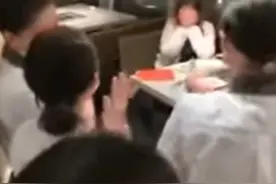 台湾女子到海底捞庆分手被包围送惊喜 她吃一半双手捂脸图片