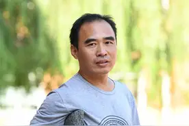河北广平：坚守讲台30年的“拐杖教师”图片