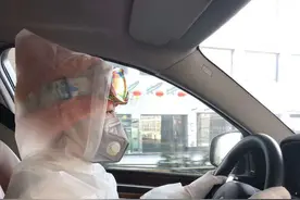 “雨衣妹妹”荣获全国抗疫先进个人：曾在武汉免费为医护人员送盒饭图片