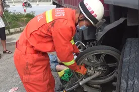涵江：车祸猛于虎！小摩托撞上大货车，连车带人被卷入车底…图片