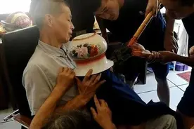 又来一个！浙江男童一张囧照刷屏：刚套头上就嚎啕大哭！这些瞬间把人看懵了图片