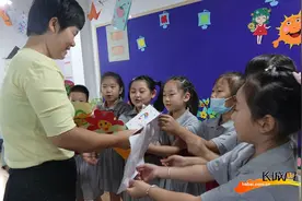 河北石家庄友谊大街小学：纸短情长 爱心贺卡赠园丁图片