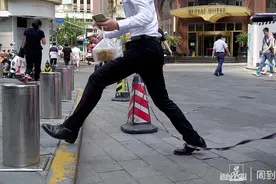 吴江路泰兴路口：隔离绳防不住电动车乱停，倒成了拦路的“绊脚索”| 晨镜头图片