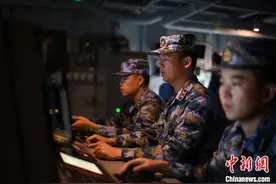 海军第35批护航编队组织实际使用武器训练图片