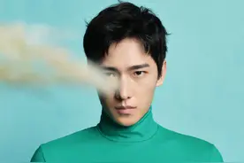 杨洋清爽绿衣登封秋季刊 摩登西装造型胸襟大开图片