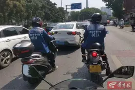 西安两男子穿“囚服”骑摩托上街……警方回应图片