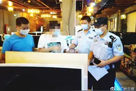 男子沿街散步顺便拉车门行窃 屡屡得手作案10余起涉案金额3000余元图片
