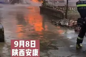 陕西安康一别墅着火，男子上前围观，发现是自家起火图片