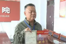 白天给人看病晚上读书！65岁大爷考上本科，他说：等这一天很久了图片