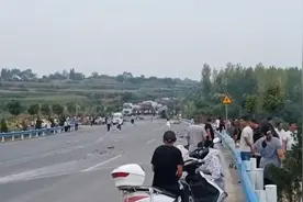 河南一水泥罐车与三轮车相撞，三轮车上一家四口人身亡视频封面