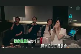 51岁王菲首次参与直播，现场改歌词图片