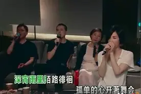 51岁王菲首次参与直播，现场改歌词图片