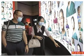 抗疫归来 护士阿姨和记者外甥“重逢”在抗疫展图片