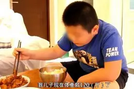 10岁男孩为救父两个月增重30斤，做腰穿时咬着牙说：为爸爸，什么都不怕图片
