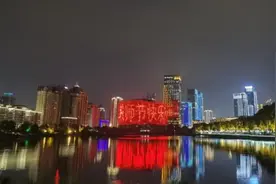 昨晚，湖北多地为他们亮灯图片