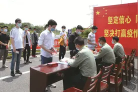 创新征兵宣传方式改变体检政考模式 江西青年学子涌向军营图片